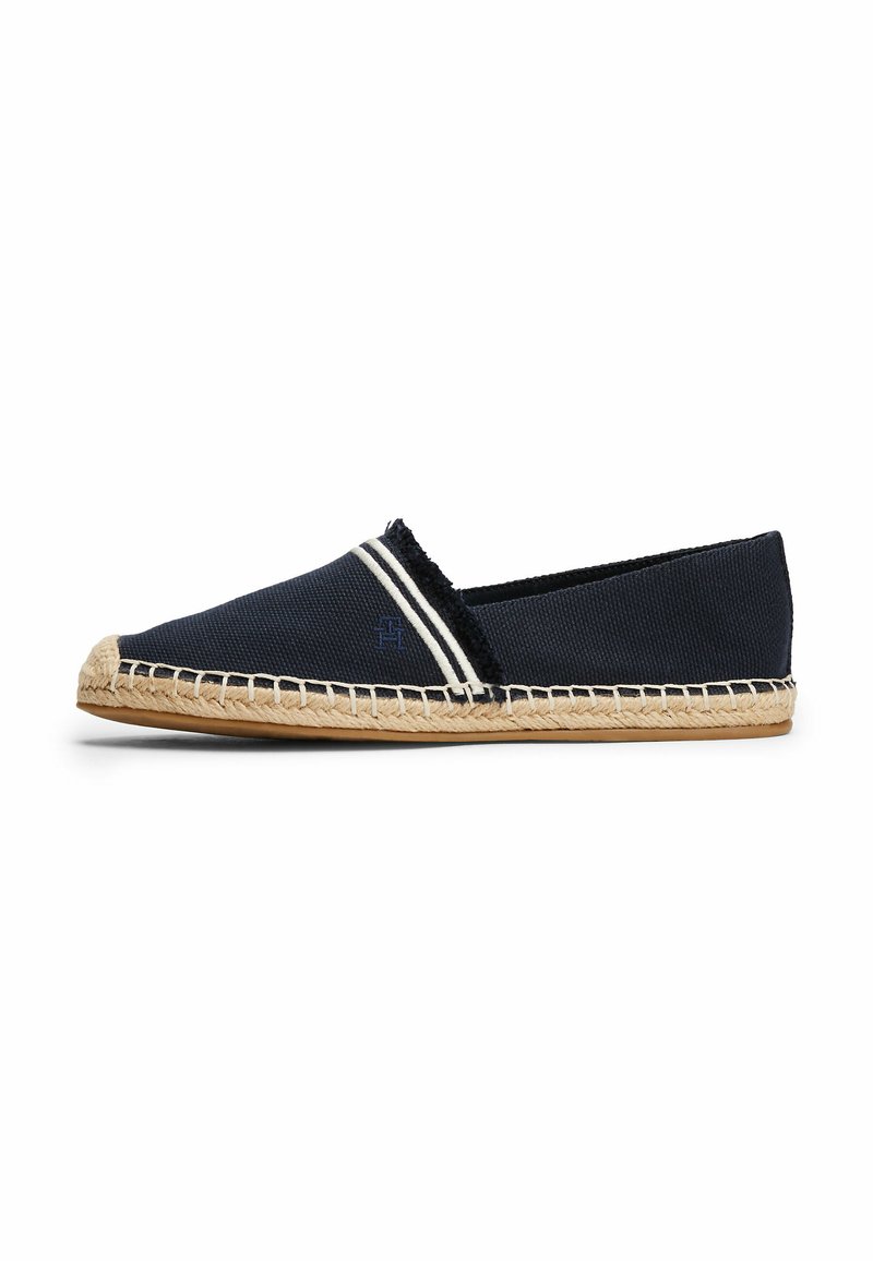 Marine canvas espadrille met witte strepen, jute touwzool en geweven textuur. Rond teen en minimalistisch ontwerp.