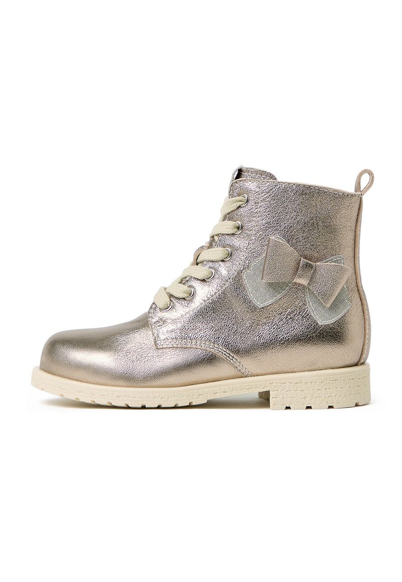 Bottines dorées métalliques avec une finition texturée, lacets beiges et un accent de nœud décoratif sur le côté. Semelle en caoutchouc pour une meilleure adhérence.