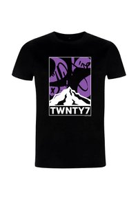 T-shirt in cotone nero con una grafica centrale di una montagna bianca su uno sfondo viola con design astratti e il testo "TWNTY7."