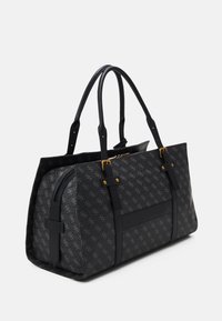 Borsa tote nera con motivo, manici robusti, dettagli in hardware dorato e una finitura testurizzata. Presenta una chiusura a zip e una tasca laterale.