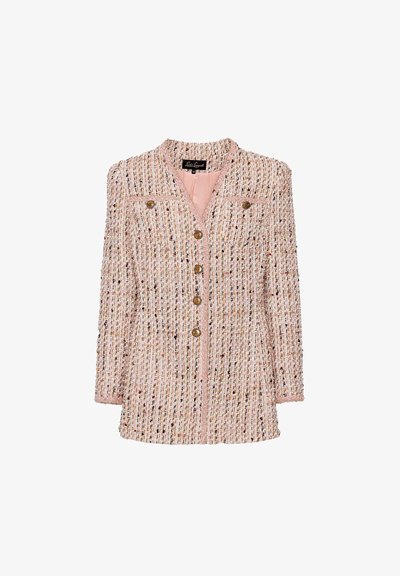Rožinė žakardinė striukė su apykakle, dviem priekinėm kišenėm ir auksiniais mygtukais. Tekstūruotas audinys su daugiaspalvėmis siūlėmis ir glotnia vidine pamušalu.