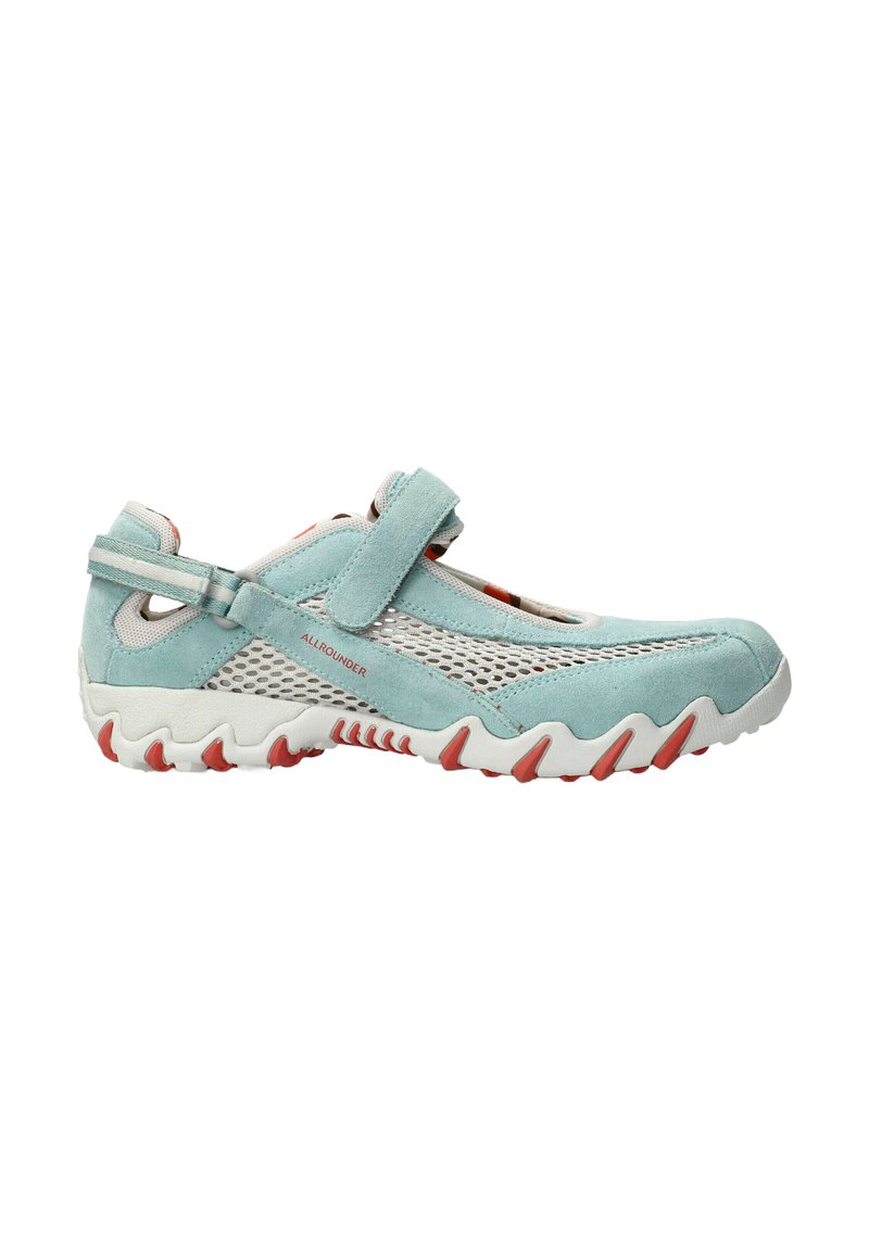 Baskets de sport turquoise clair avec panneaux en maille, accents en daim, sangle ajustable et semelle en caoutchouc avec des détails rouges et un motif en vagues.