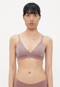 Triangelbralette i mjukt ljus mauve-tyg med tunna justerbara band och en bred resår. Slät textur, minimalistisk design utan utsmyckningar.