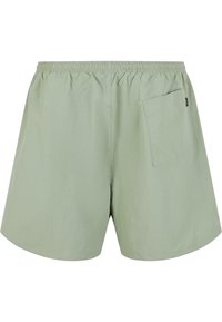 Világos zöld, könnyű short, elasztikus derékpánttal és hátsó zsebbel. Simaság jellemzi, egyszerű dizájnal.