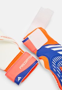 Guanti da portiere con un vivace design arancione e blu, dettagli bianchi, grip testurizzato e cinturino in velcro per una vestibilità sicura.