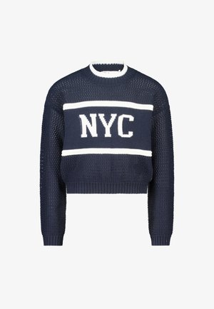 Pull en maille marine avec un design court, présentant une bande blanche et le texte « NYC ». Tissu texturé et poignets côtelés aux manches et à l'ourlet.