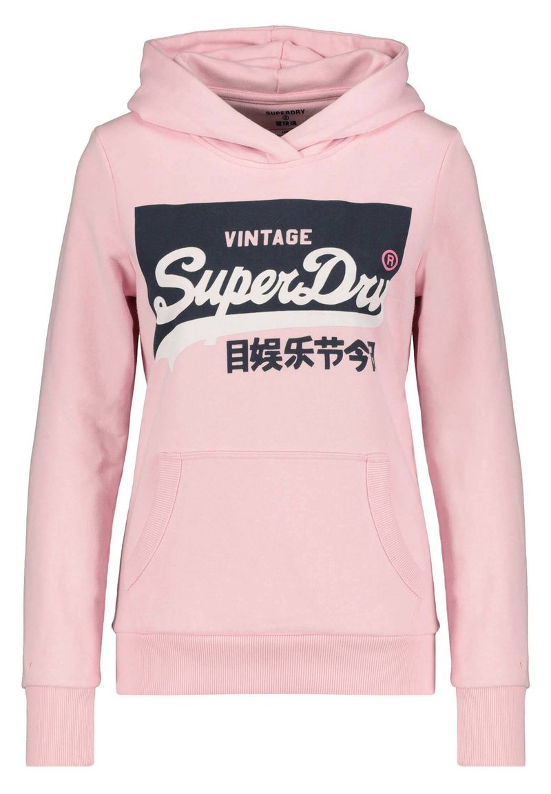 Sweat à capuche rose clair avec poche avant et logo "Vintage SuperDry" noir et blanc ainsi que des caractères asiatiques sur la poitrine.