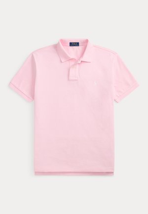 Világos rózsaszín rövid ujjú galléros póló kétgombos placket-tal, bal mellrészen kis hímzett logóval.