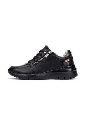 Sneaker in pelle nera con finitura liscia, chiusura con lacci sulla parte frontale, dettaglio con zip laterale e suola ammortizzata. Presenta un branding discreto sul tallone.