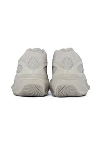 Sneakers grigio chiaro con tomaia in rete e suede, suola curva e dettagli bicolore. Presentano un colletto imbottito e suola in gomma testurizzata.