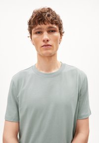 ARMEDANGELS MAARKOS - T-Shirt basic - morning dew