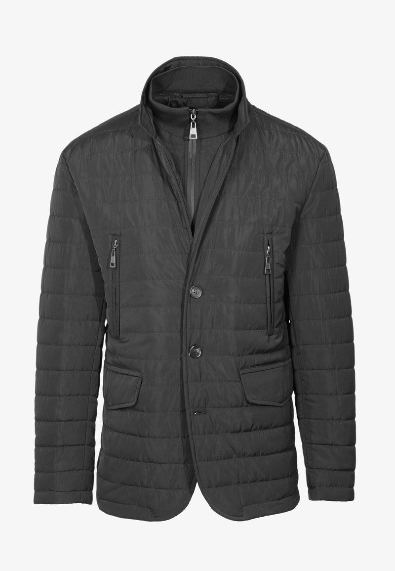 Giacca imbottita nera con colletto alto, due tasche frontali con zip e chiusura a bottoni; presenta una texture trapuntata e un tessuto liscio.