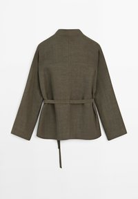 Olijfgroene lange mouwjas met eenstaande kraag en een stoffen riem die aan de achterkant is gestrikt, weergegeven op een witte achtergrond.