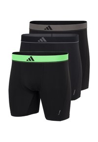 Tři páry černých boxerů s elastickým pasem ve zelené, tmavě šedé a světle šedé barvě, naskládány přední stranou k zadní straně.