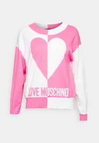 Rosa och vit stickad tröja med en stor hjärtformad design, "LOVE MOSCHINO" text vid fållen, och långa ärmar med ribbstickade manschetter.