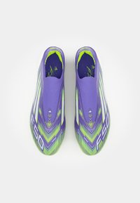 Lila und grüne Fußballschuhe mit einem eleganten Design, glänzender Textur und sockenähnlicher Passform, mit "F50" auf der Seite gedruckt.