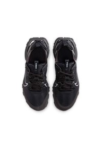 Zapatos deportivos negros con tejido de malla, suela de goma, cordones y detalles reflectantes. Forma redondeada con collar y lengüeta acolchados.