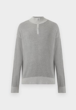 Suéter de punto gris claro con costillas, mangas largas y un corto cierre de cremallera en el cuello alto, exhibido sobre un fondo liso.