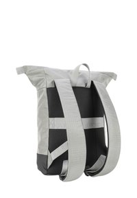 Mochila gris con tirantes de malla y un diseño de roll-top. Cuenta con un fondo negro sólido y una correa con marca en la parte posterior.
