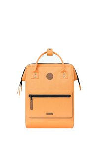 Oranger Rucksack mit strukturiertem Design, ausgestattet mit einem oberen Tragegriff, einer vorderen Reißverschlusstasche und einem Logopatch. Glatte Textur und strapazierfähiges Material.