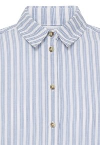 Fehér ing függőleges kék csíkokkal, bézs gombokkal és klasszikus hegyes gallérral, laposan kivitelezve.