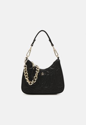 Černá kožená kabelka s embosovaným vzorem, kulatý tvar, černý popruh přes rameno a zlatý řetízkový akcent. Obsahuje zipové zapínání a detail s logem.