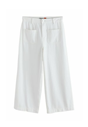 Biele široké nohavice skrátené, s prednými náprsnými vreckami, pútkami na opasok a zapínaním na gombík v páse.