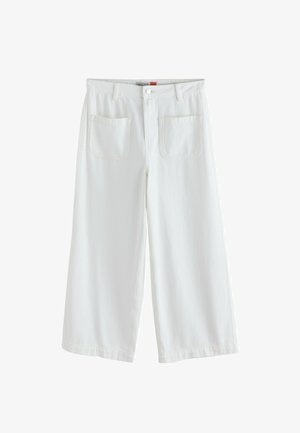 Fehér, széles szárú, rövidített nadrág elülső foltzsebekkel, övbújtatókkal és gombos derékzárral.