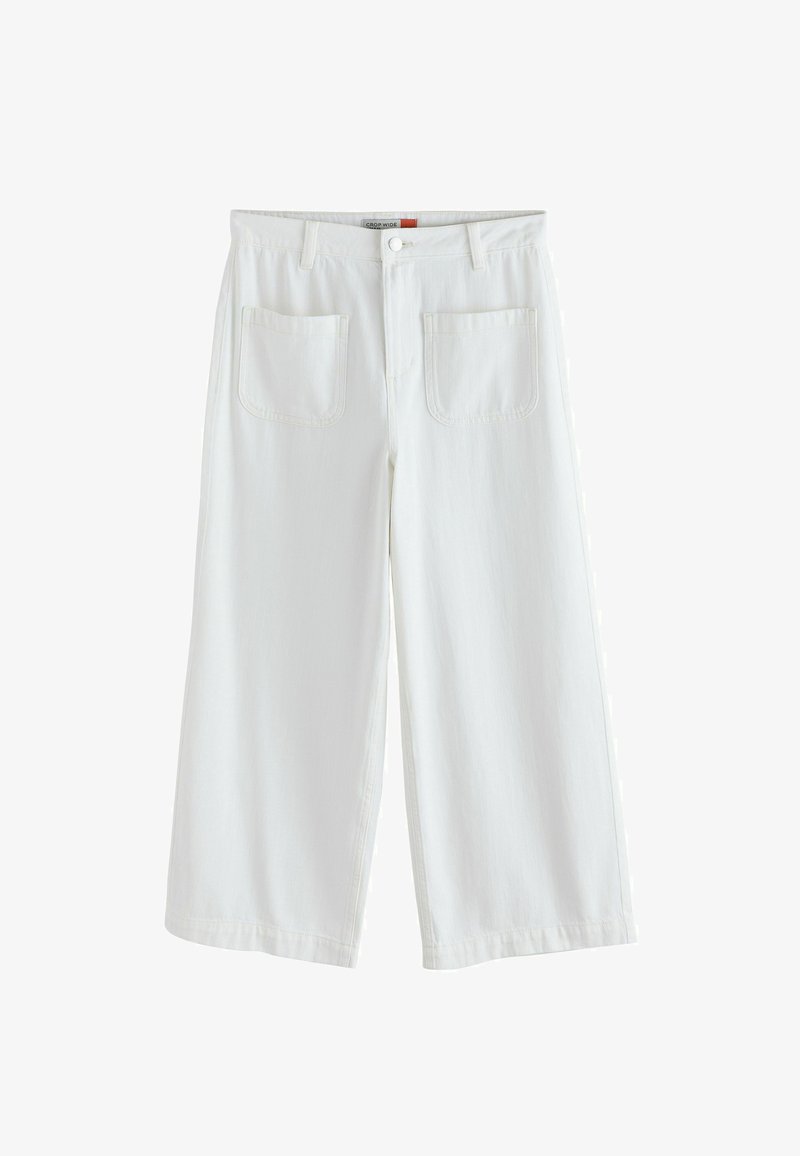 Pantalon blanc large et court avec poches plaquées à l'avant, passants pour ceinture et fermeture à bouton à la taille.