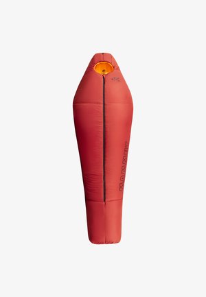 Roter Schlafsack mit konischem Design, ausgestattet mit einem schwarzen Reißverschluss auf einer Seite und einem orangenen Innenfutter. Logo auf der Außenseite bedruckt.