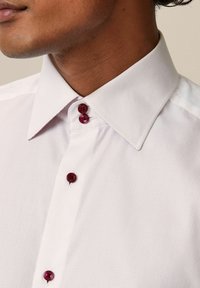 Next TRIMMED FIT SINGLE CUFF - REGULAR FIT - Camicia - white burgundy red