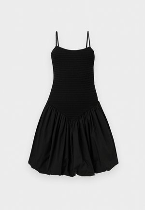 Czarna sukienka bez rękawów z cienkimi ramiączkami, dopasowanym karczkiem z marszczeniami oraz obszerną, marszczoną spódnicą z szwem w kształcie litery V na wysokości talii.