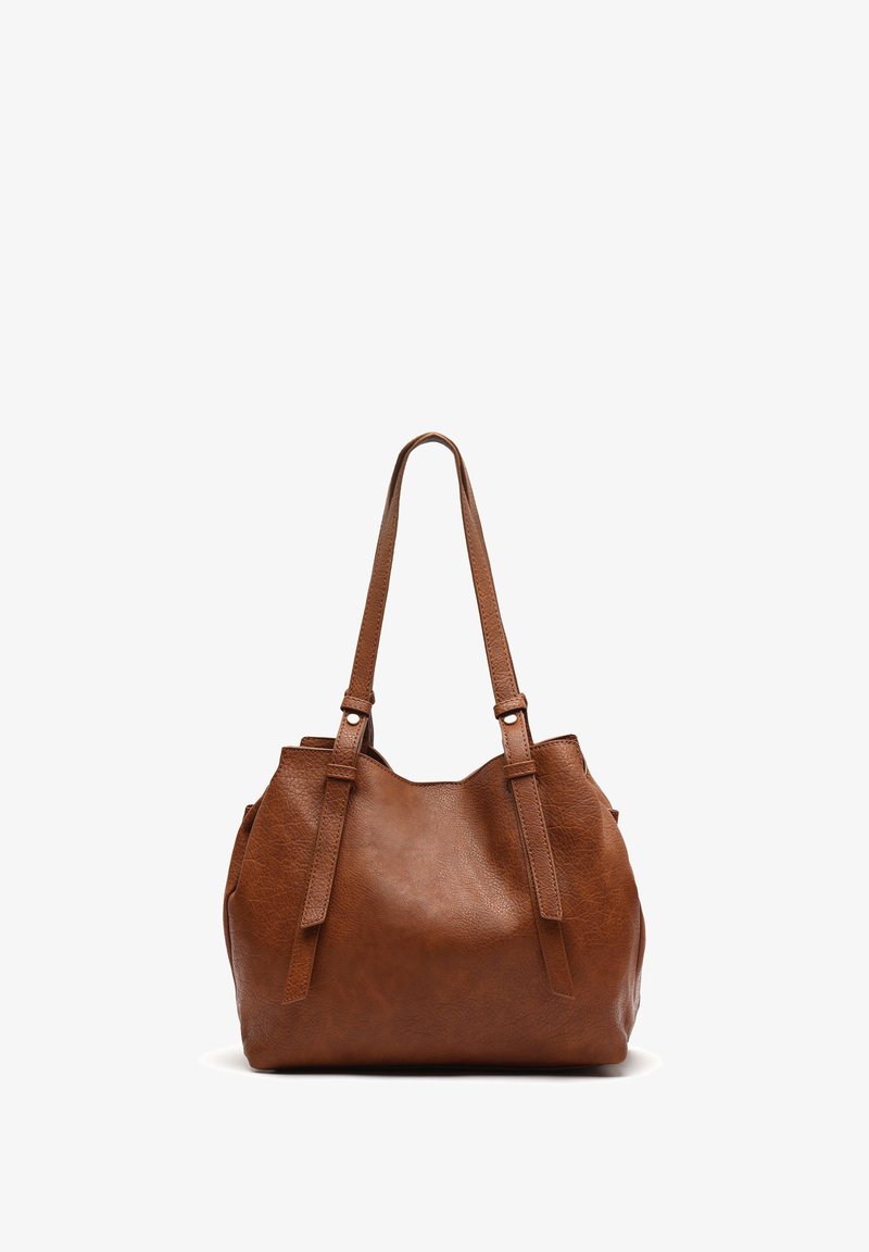 Bolso de mano de cuero marrón con una textura suave, forma redondeada, dos correas de hombro y pequeños acentos de metal plateado en los puntos de sujeción de las correas.