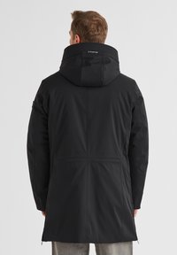 Schwarze wasserdichte Parka mit hohem Kragen und Kapuze, mit horizontalen Steppdetails und geradem Schnitt. Glatte Textur, knielanges Design.
