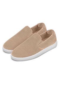 Beżowe buty wsuwane z siateczkowego materiału, z elastycznymi wstawkami i białą gumową podeszwą, charakteryzujące się lekką i przewiewną konstrukcją.