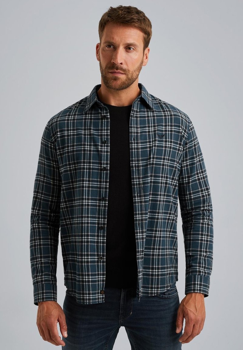 Flanellen shirt in marineblauw met een wit en lichtblauw ruitpatroon, met knoopsluiting aan de voorkant, lange mouwen en een zwart T-shirt met ronde hals eronder.