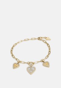 Gullfarget hjerteanhengarmbånd med tre pendelhjerter, to utsmykket med krystaller. Lenke-kjede design, med en sikker lås.