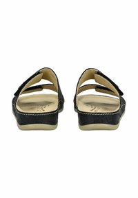 Zwarte sandalen met een gestructureerd krokodillenpatroon, open achterkant en twee verstelbare banden. Voorzien van een lichtgekleurde zool en een gevoerde binnenzool.