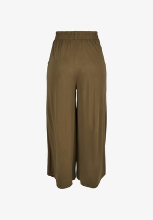 Široké kalhoty olivově zelené barvy s elastickým pasem, měkká látka, krátká délka, zobrazené zezadu na bílém pozadí.