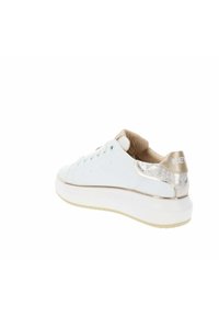 Sneaker bianco con accenti oro metallici e retro testurizzato. Caratterizzato da una suola platform e una tomaia in pelle liscia. Design con lacci.