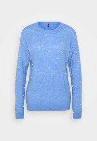 Lyseblå strikket genser med rund hals, lange ermer og dekorative falske perler fordelt over fronten og ermene.