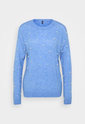 Lichtblauwe gebreide trui met ronde hals, lange mouwen en decoratieve nepperlen verspreid over de voorkant en de mouwen.