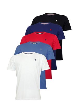 Cinci tricouri simple cu mânecă scurtă și gât rotund, în culorile alb, albastru, roșu, bleumarin și negru, fiecare având un mic logo brodat pe piept.