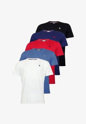 Pięć gładkich, krótkich koszulek z okrągłym dekoltem w kolorach: biały, niebieski, czerwony, granatowy i czarny, każda z małym haftowanym logo na piersi.