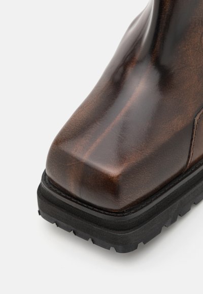ECKHAUS LATTA STACKED BOOT - Čižmy na platforme - dark brown