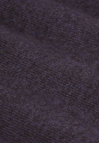 Tissu violet foncé avec un motif tricoté texturé, présentant une surface douce et légèrement duveteuse. Des fibres visibles créent de la profondeur et de l'intérêt.