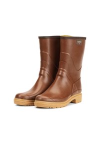 Bottes de pluie en caoutchouc marron avec une finition texturée, bout rond, faible talon et design flexible. Présente un contraste avec une bordure verte et un logo.