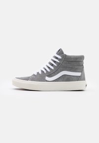 Szare sneakersy za kostkę zamszowe, z białymi sznurówkami i białym paskiem bocznym. Posiadają teksturowaną powierzchnię i płaską, białą gumową podeszwę.