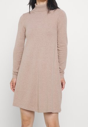 Sukienka z dzianiny z golfem w miękkim beżowym kolorze, z długimi rękawami i o kroju litery A. Charakteryzuje się gładką fakturą i minimalistycznym designem.