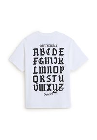 Camiseta blanca de manga corta con estampado de alfabeto gótico en negro y el texto "OFF THE WALL" y "Style 001 ©VANS 2025" en la parte posterior.